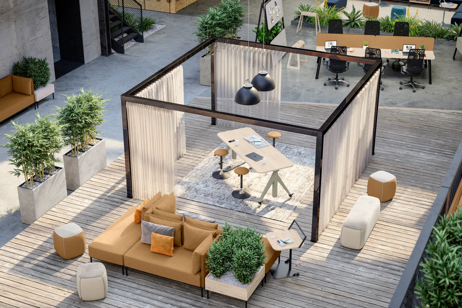 Offene Bürolandschaft mit verglaster Besprechungsbox, Sofa, Hockern und vielen Pflanzen